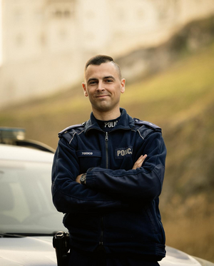 policjant w mundurze