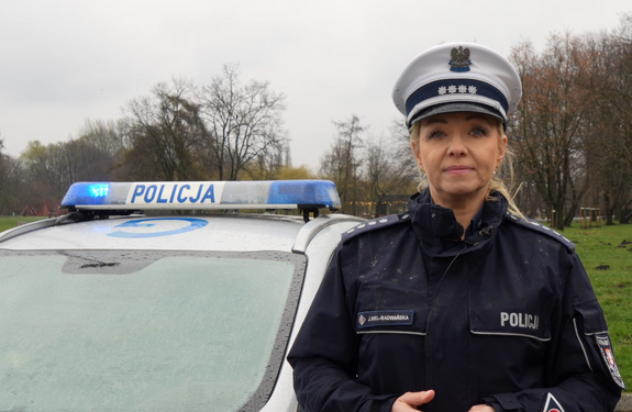 policjantka w mundurze obok radiowozu