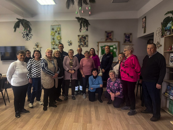 seniorzy i policjanci pozują do zdjęcia grupowego