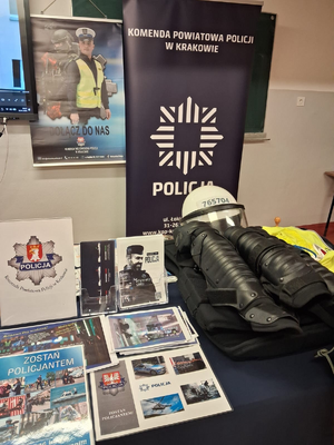 stoisko policyjne promujące zawód policjanta