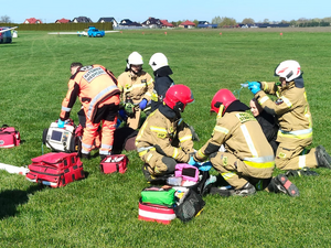 strażacy i ratownicy udzielający pomocy