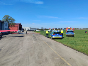 oznakowane radiowozy na terenie lotniska