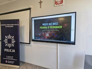 baner komendy i prezentacja wyświetlona na rzutniku w sali lekcyjnej