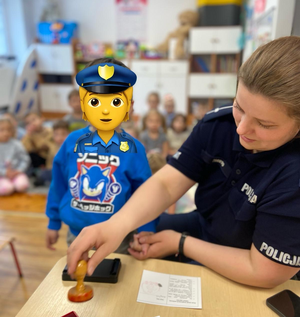 policjantka odbija paluszki dziecku