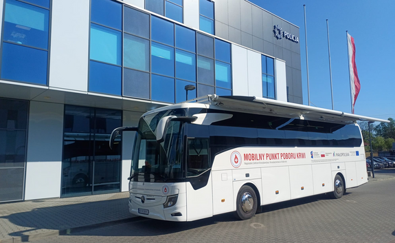 krwiobus zaparkowany przed siedzibą komendy