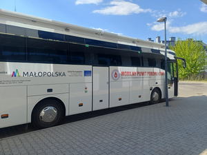 krwiobus zaparkowany przed komendą