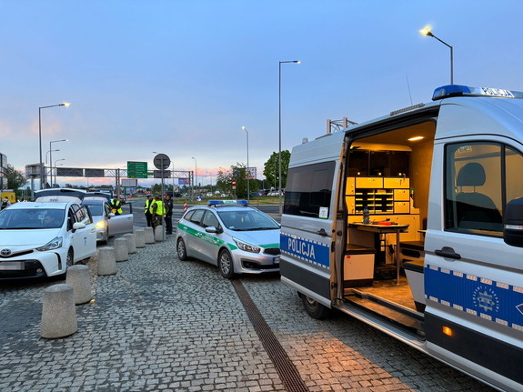 oznakowane radiowozy policji i inspekcji oraz inne pojazdy podczas kontroli przy wjeździe na lotnisko