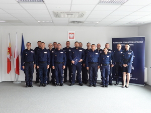 zdjęcie grupowe policjantów w mundurach w sali (2)