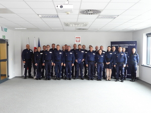 zdjęcie grupowe policjantów w mundurach w sali