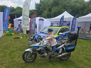 dziewczynka na policyjnym motorze