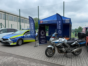 policyjne stoisko obok stoją motory i radiowóz