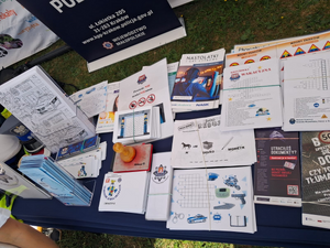 ulotki edukacyjne na stoisku policyjnym
