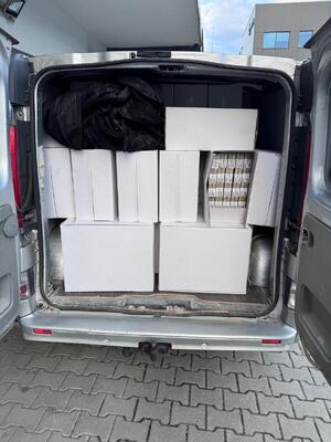 auto z otwartym bagażnikiem z kartonami