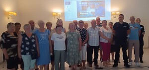 zdjęcie grupowe seniorów z policjantami
