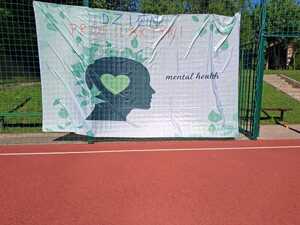baner z napisem dzień profilaktyki zawieszony na ogrodzeniu