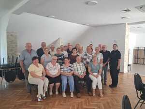 policjantka na wspólnym zdjęciu z seniorami