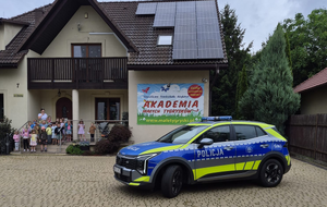 policyjny radiowóz przed budynkiem przedszkola