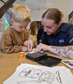 policjantka odbija paluszki chłopcu