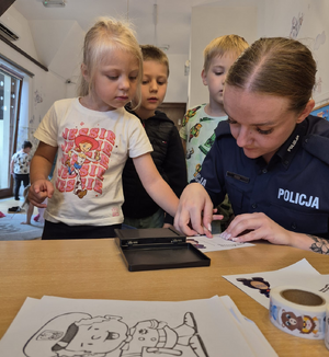 policjantka odbija paluszki dziewczynce