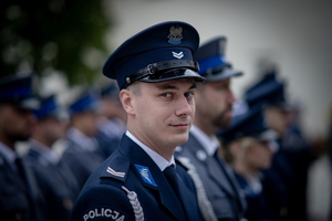 policjant mężczyzna w mundurze