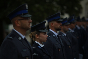 policjanci i policjantki w mundurze stojący w szeregu