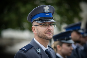 policjant w mundurze