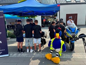 dzieci i młodzież przy stoisku edukacyjnym komendy Powiatowej policji w Krakowie