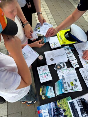 materiały edukacyjne ulotki  rozłożone na stoliku