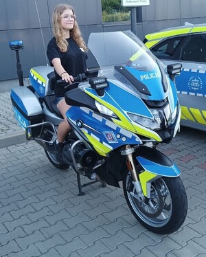 dziewczynka siedząca  na policyjnym motocyklu