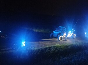 radiowóz na sygnałach i pojazd czterokołowy podczas kontroli w porze nocnej