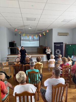 policjantka podczas spotkania z seniorami w sali