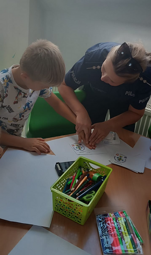 policjantka odbija linie papilarne dziecku