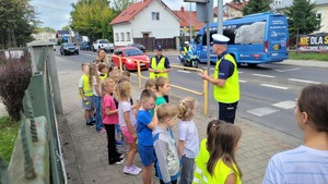 policjanci i dzieci przed przejściem dla pieszych