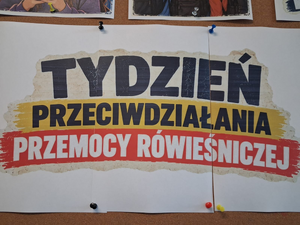gazetka szkolna a na niej plakat z napisem tydzień przeciwdziałania przemocy rówieśniczej