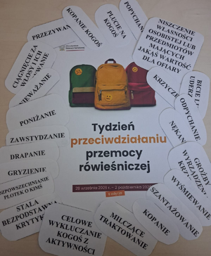 karteczki z napisami dotyczącymi przemocy rówieśniczej leżące na stoliku