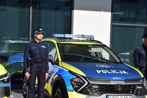 policjantka w mundurze stoi obok radiowozu (2)