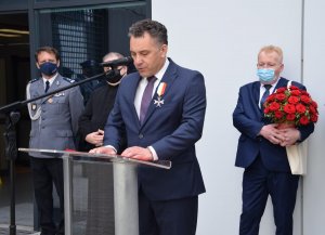 przemawiający przy mównicy wicestarosta powiatu krakowskiego, za nim pozostali zaproszeni goście oraz zastępca komendanta