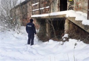 policjant kontrolujący miejsce dla bezdomnych w czasie zimy