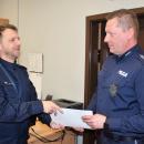 zastępca komendanta powiatowego wręczający rozkaz nowemu komendantowi Komisariatu Policji w Skawinie