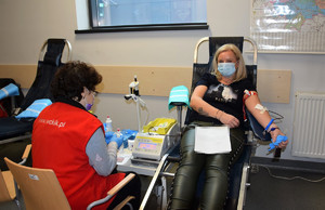 pracownica cywilna podczas oddawania krwi, przed nia siedząca pielęgniarka