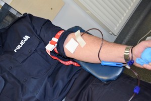 ręka zaciskająca piłeczke podczas pobierania krwi