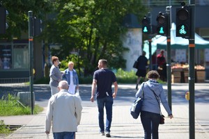 piesi przechodzący przez jezdnię