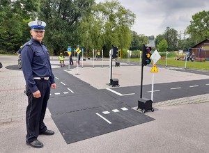 policjant ruchu drogowego stojący przy miasteczku rowerowym