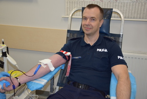 umundurowany policjant podczas oddawania krwi