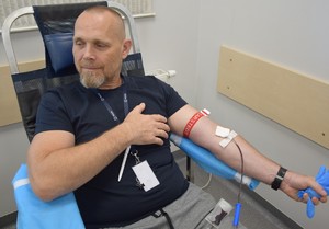 pracownik cywilny podczas oddawania krwi