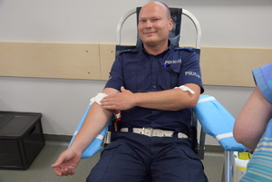 umundurowany policjant ruchu drogowego podczas oddawania krwi