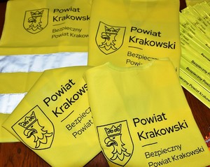 kamizelki odblaskowe rozłożone na stole