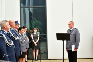 przemawiający komendant komisariatu przed nim komendanci z-ca wojewódzkiego i powiatowy oraz inni uczestnicy uroczystości