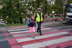 polcijant przeprowadzający uczennice