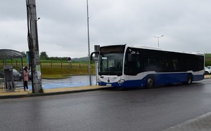 autobus stojący na przystanku Park &amp; Ride w Michalowicach.